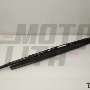 WIPER BLADE WITH GUIDE PADDLE
